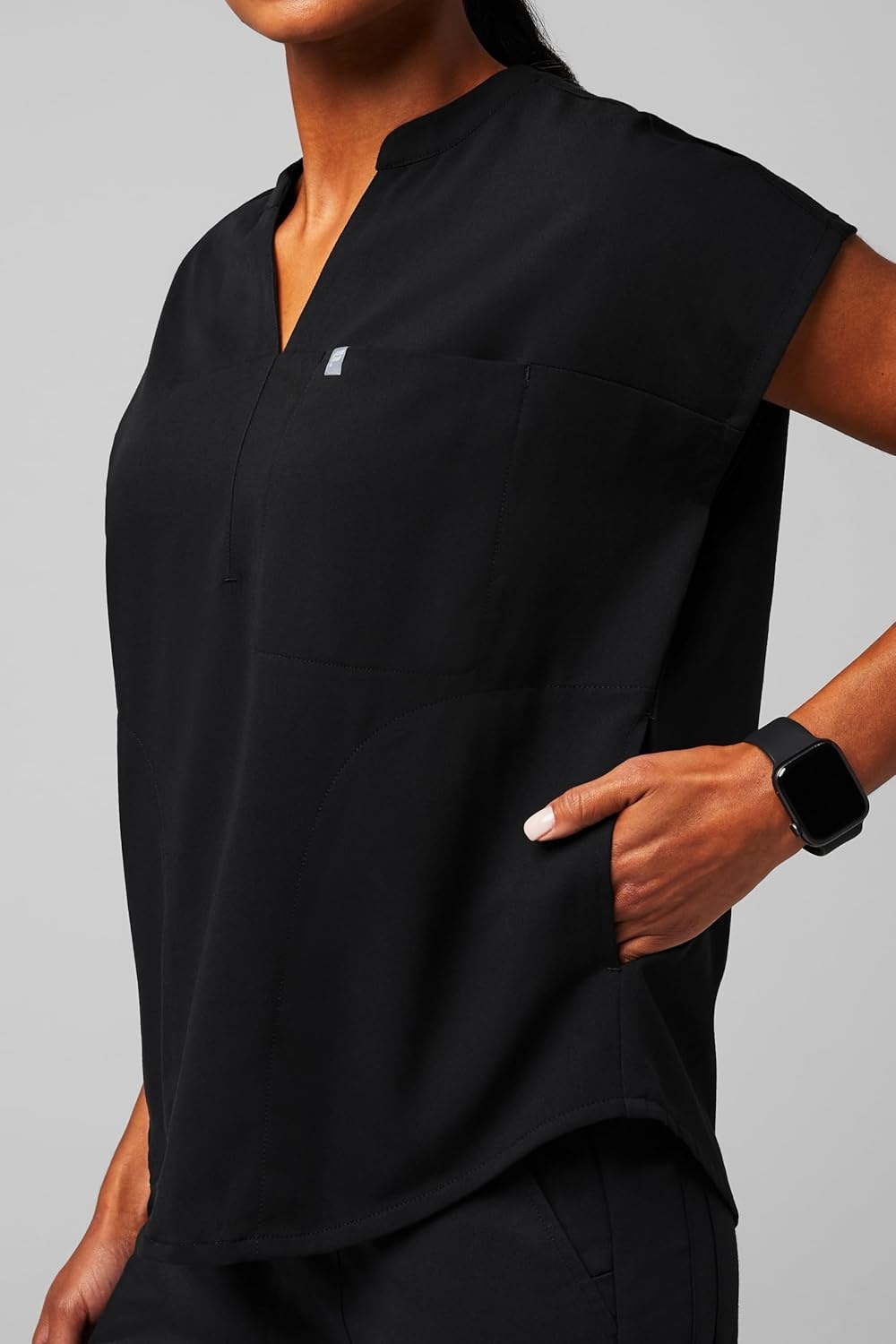 image:imageFabletics Womens Evolve 3Pocket Scrub Top with an Oversized Fit MotionTech 4Way Stretch WrinkleResist AntiShrinkBlack
