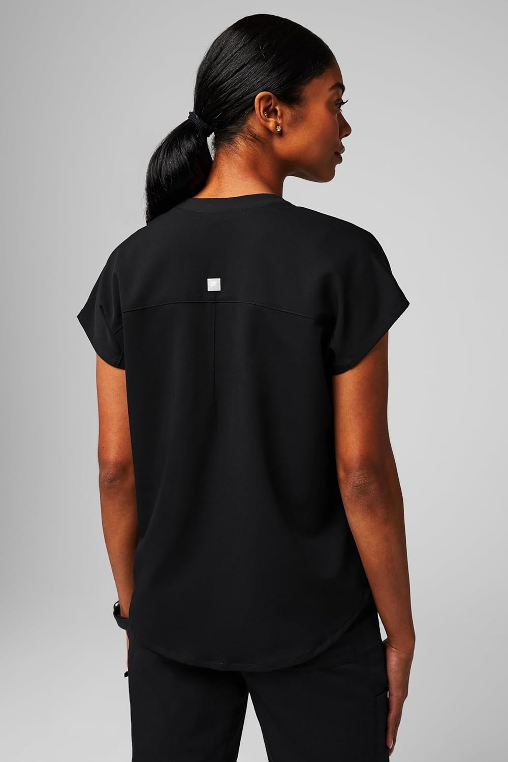 image:imageFabletics Womens Evolve 3Pocket Scrub Top with an Oversized Fit MotionTech 4Way Stretch WrinkleResist AntiShrinkBlack