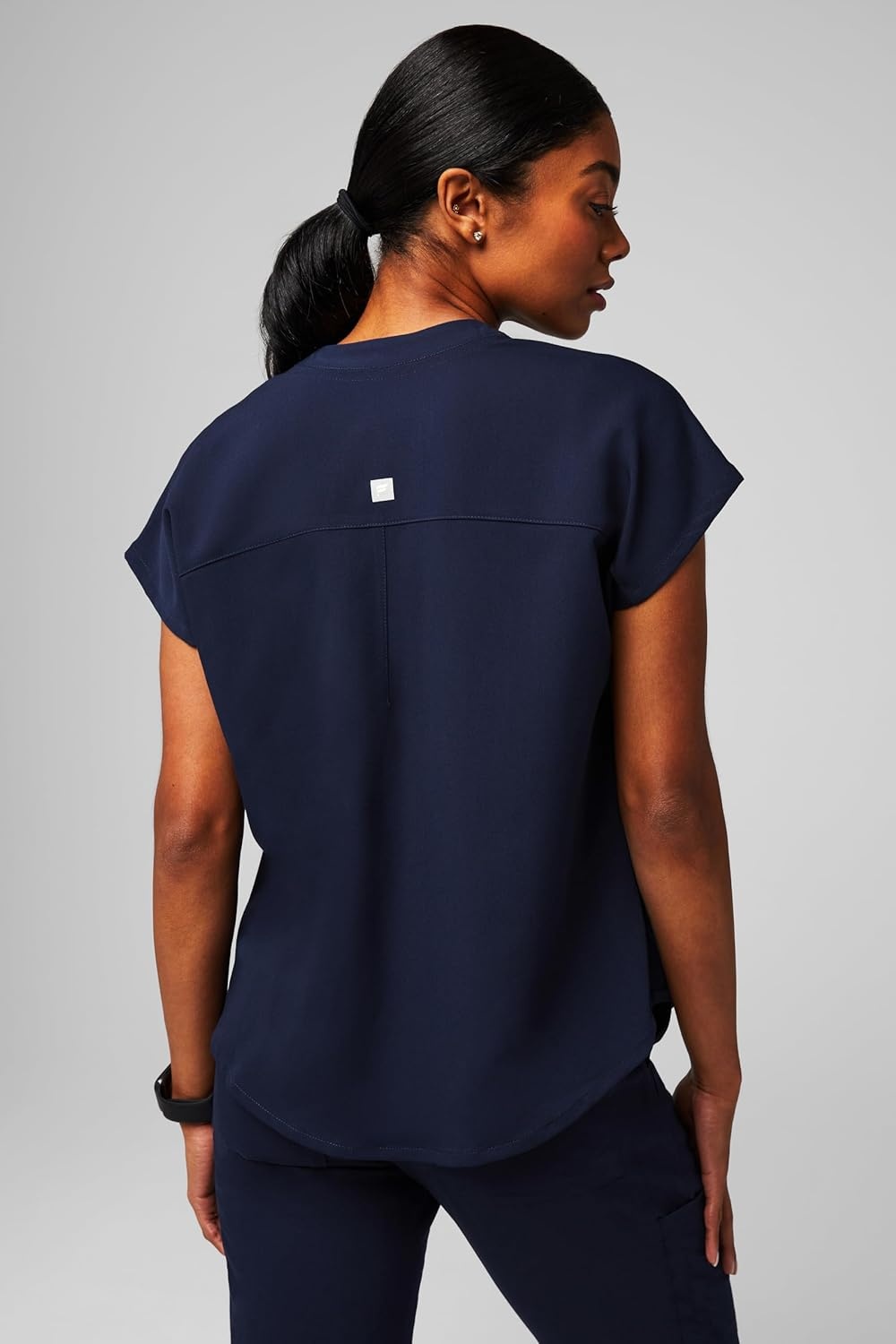 image:imageFabletics Womens Evolve 3Pocket Scrub Top with an Oversized Fit MotionTech 4Way Stretch WrinkleResist AntiShrinkNavy